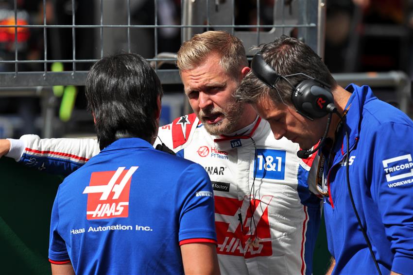 Haas F1 Team meeting on the grid