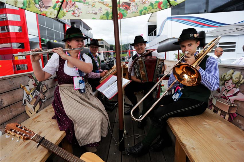 Austrian Paddock musicians