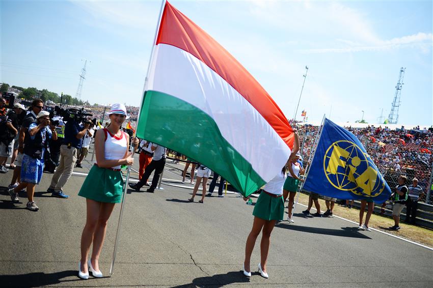 Hungarian Grid girls with flag