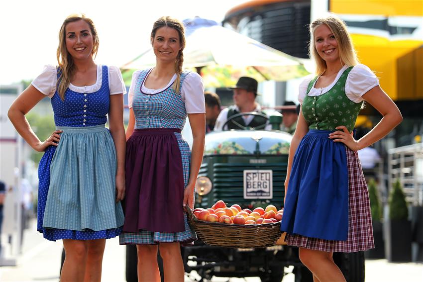 Traditional Hungarian girls