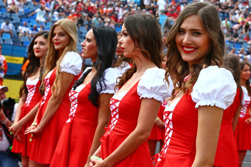 Smiling f1 grid girls