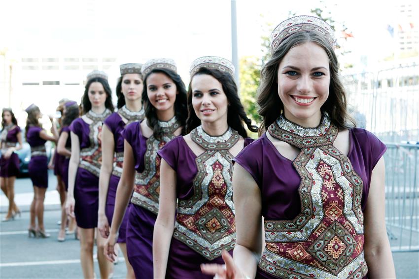 Baku, Azerbaijan F1 Models smiling