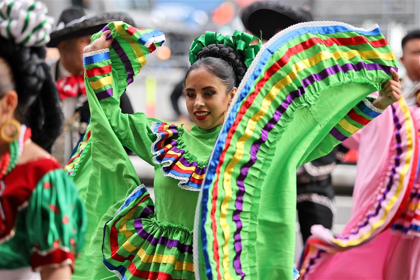 Traditional Mexican dancing girls