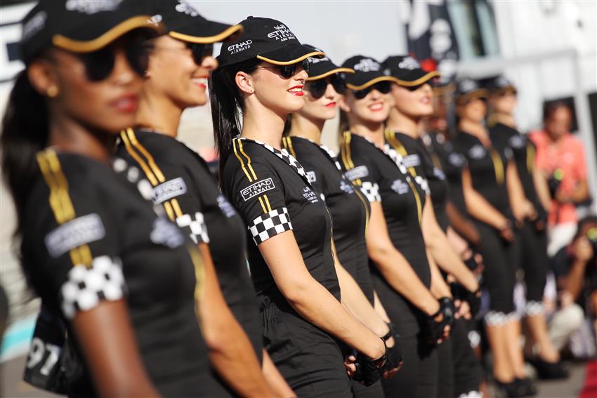 F1 YAS circuit girls